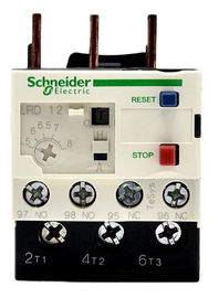 Il relè di controllo industriale Schneider TeSys LRD può essere montato direttamente sotto i contattori